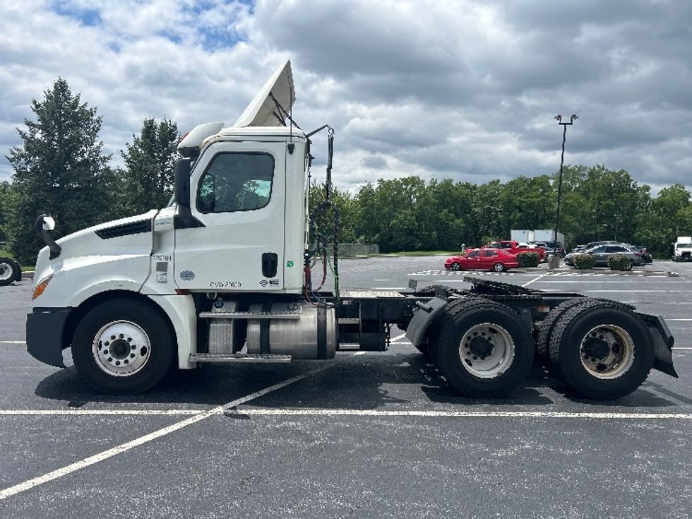 Day Cab Tractor-Heavy Duty Tractors-Freightliner-2019-T12664ST-Harrisburg-PA-760,786\n\t\tmiles-$ 22,750 - Image 4