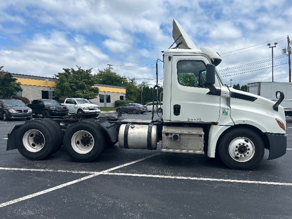 Day Cab Tractor-Heavy Duty Tractors-Freightliner-2019-T12664ST-Harrisburg-PA-760,786\n\t\tmiles-$ 22,750 - Image 8