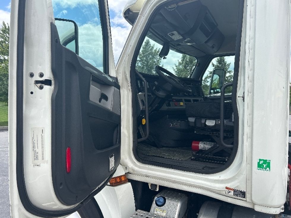 Day Cab Tractor-Heavy Duty Tractors-Freightliner-2019-T12664ST-Harrisburg-PA-760,786\n\t\tmiles-$ 22,750 - Image 9