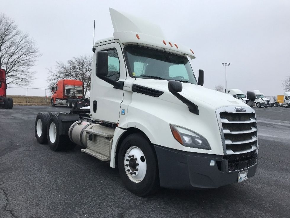 Day Cab Tractor-Heavy Duty Tractors-Freightliner-2019-T12664ST-Harrisonburg-VA-488,081\n\t\tmiles-$ 39,500 - Image 1