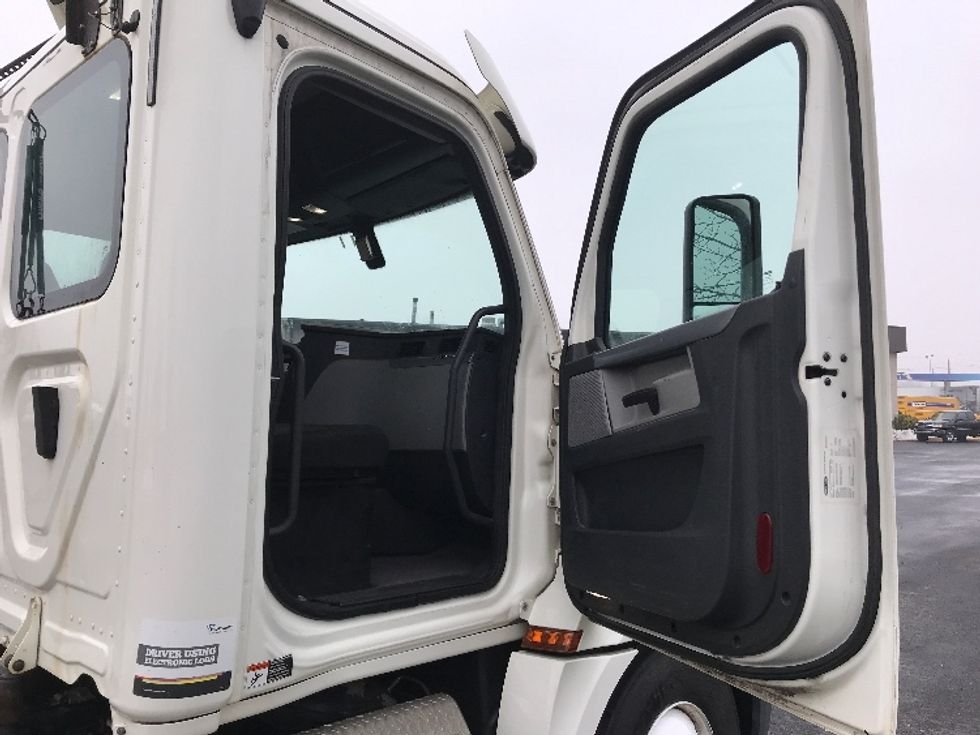 Day Cab Tractor-Heavy Duty Tractors-Freightliner-2019-T12664ST-Harrisonburg-VA-488,081\n\t\tmiles-$ 39,500 - Image 12