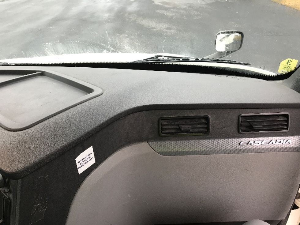 Day Cab Tractor-Heavy Duty Tractors-Freightliner-2019-T12664ST-Harrisonburg-VA-488,081\n\t\tmiles-$ 39,500 - Image 13