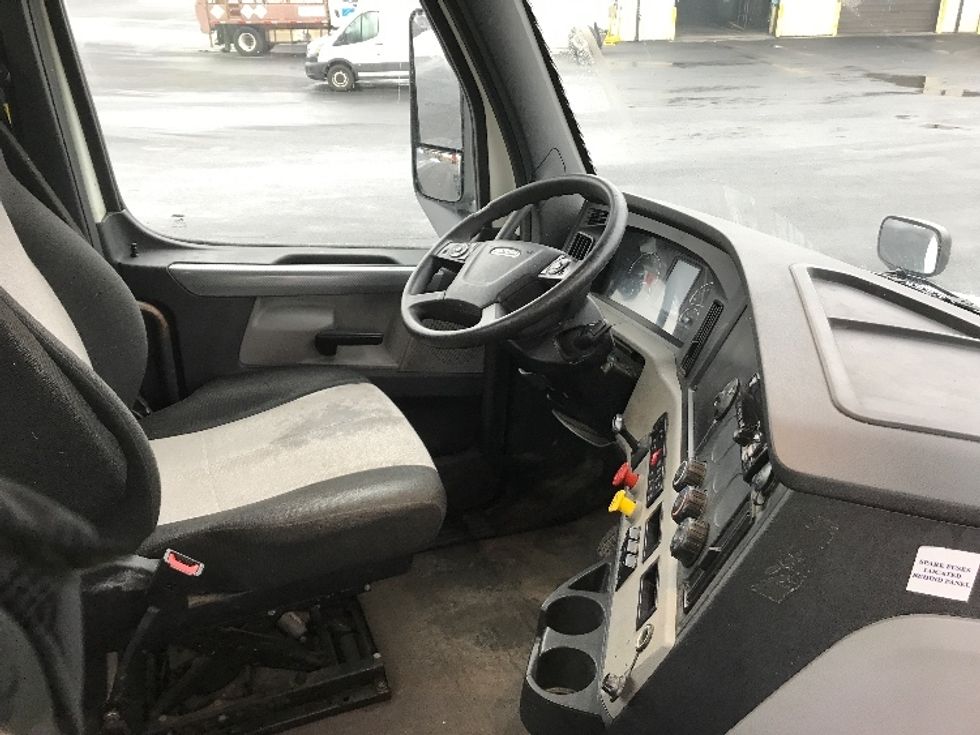 Day Cab Tractor-Heavy Duty Tractors-Freightliner-2019-T12664ST-Harrisonburg-VA-488,081\n\t\tmiles-$ 39,500 - Image 14