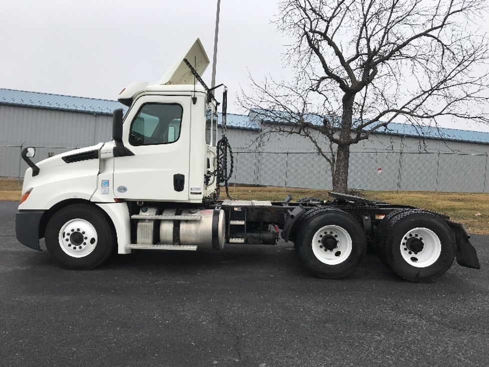 Day Cab Tractor-Heavy Duty Tractors-Freightliner-2019-T12664ST-Harrisonburg-VA-488,081\n\t\tmiles-$ 39,500 - Image 4