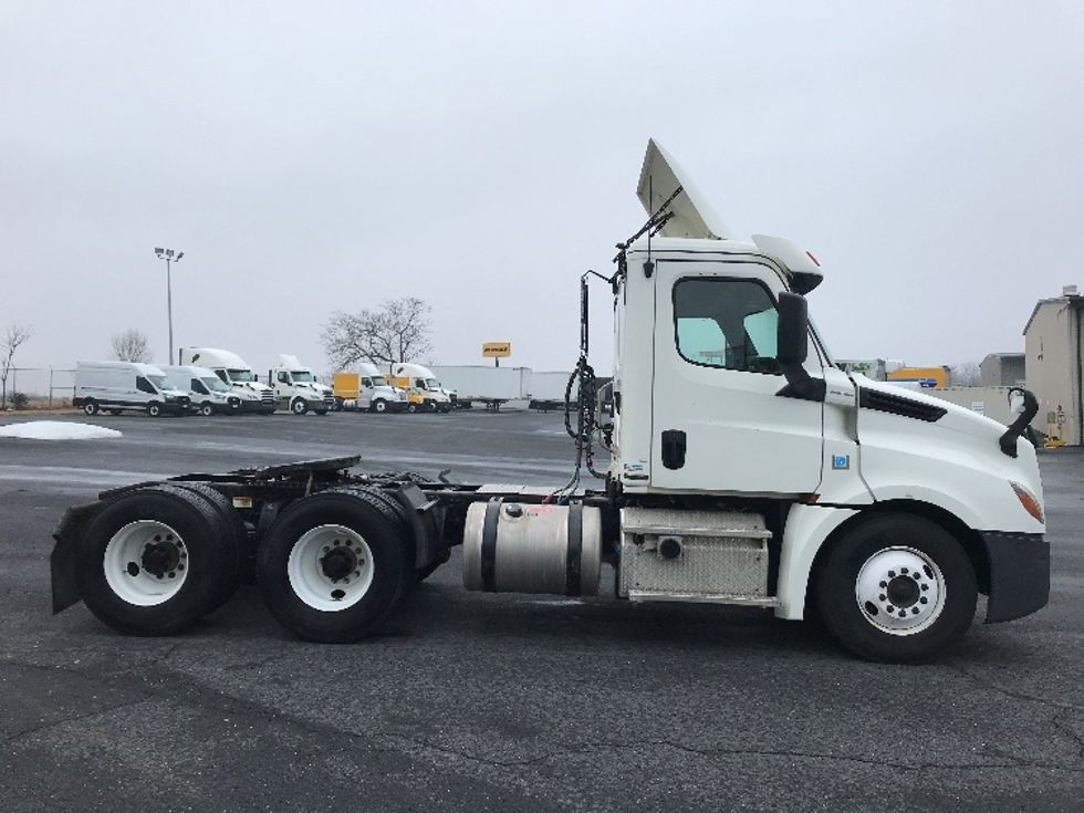 Day Cab Tractor-Heavy Duty Tractors-Freightliner-2019-T12664ST-Harrisonburg-VA-488,081\n\t\tmiles-$ 39,500 - Image 8
