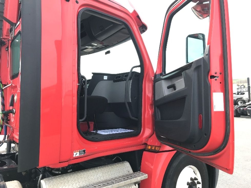 Day Cab Tractor-Heavy Duty Tractors-Freightliner-2019-T12664ST-Harrisonburg-VA-606,917\n\t\tmiles-$ 31,500 - Image 12