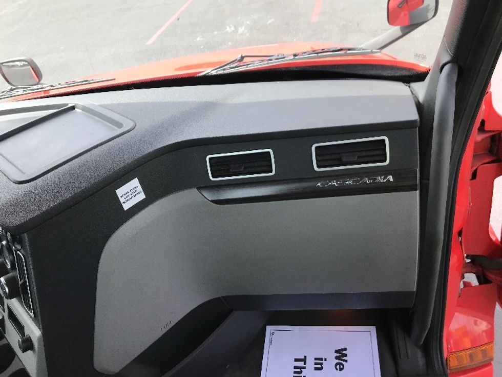 Day Cab Tractor-Heavy Duty Tractors-Freightliner-2019-T12664ST-Harrisonburg-VA-606,917\n\t\tmiles-$ 31,500 - Image 13