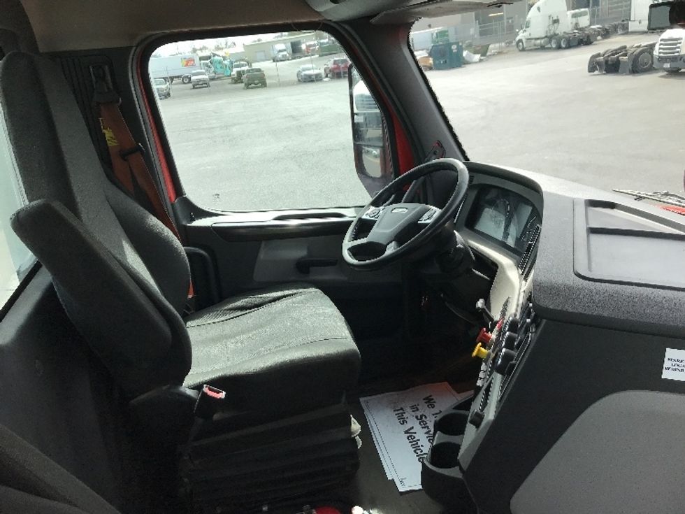 Day Cab Tractor-Heavy Duty Tractors-Freightliner-2019-T12664ST-Harrisonburg-VA-606,917\n\t\tmiles-$ 31,500 - Image 14