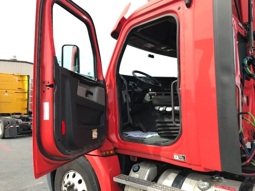 Day Cab Tractor-Heavy Duty Tractors-Freightliner-2019-T12664ST-Harrisonburg-VA-606,917\n\t\tmiles-$ 31,500 - Image 9