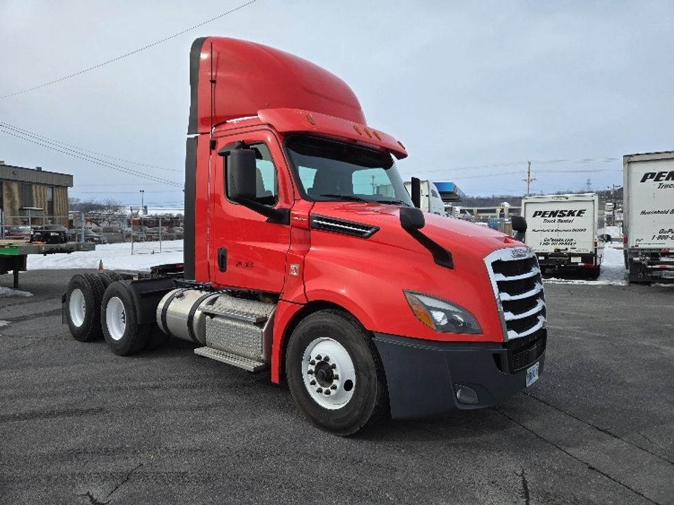 Day Cab Tractor-Heavy Duty Tractors-Freightliner-2019-T12664ST-Harrisonburg-VA-752,123\n\t\tmiles-$ 29,250 - Image 1