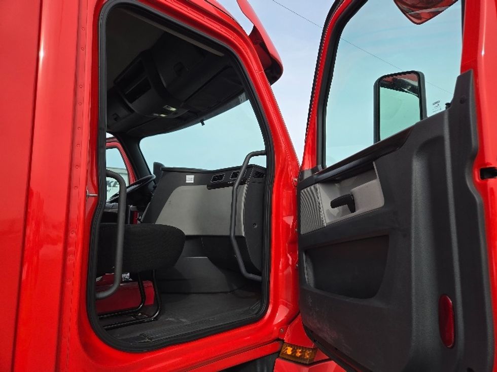 Day Cab Tractor-Heavy Duty Tractors-Freightliner-2019-T12664ST-Harrisonburg-VA-752,123\n\t\tmiles-$ 29,250 - Image 12