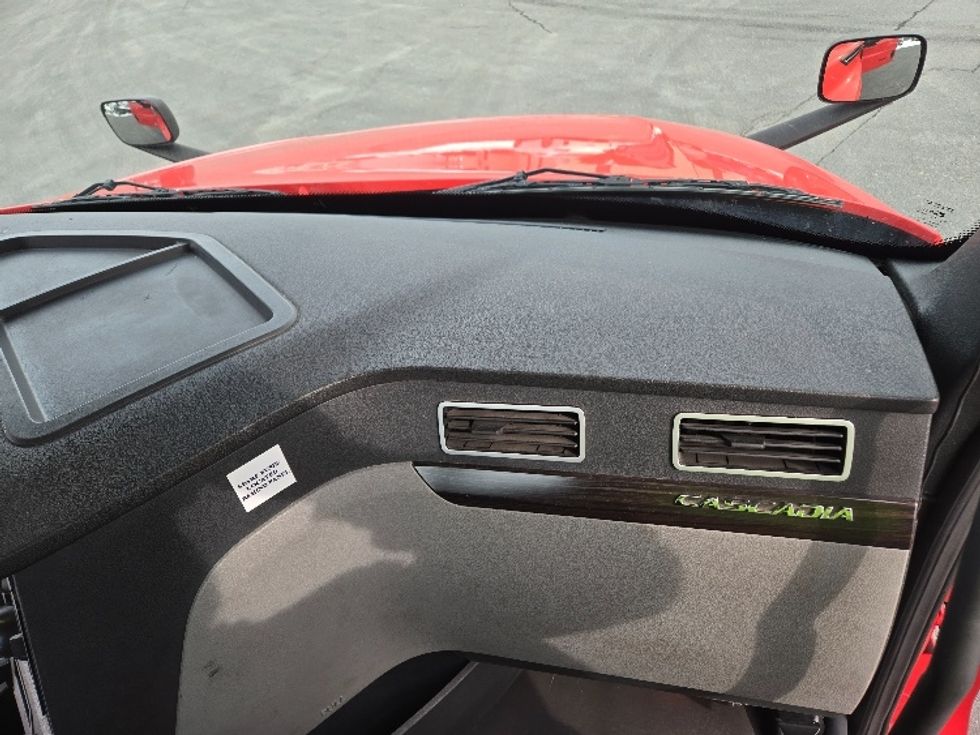 Day Cab Tractor-Heavy Duty Tractors-Freightliner-2019-T12664ST-Harrisonburg-VA-752,123\n\t\tmiles-$ 29,250 - Image 13