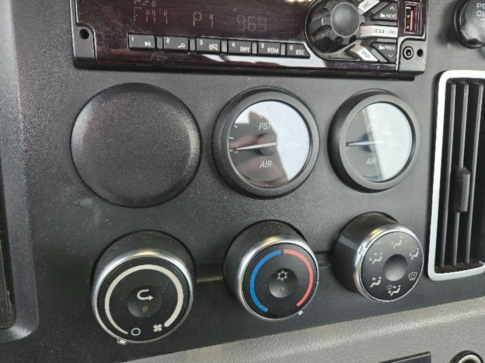 Day Cab Tractor-Heavy Duty Tractors-Freightliner-2019-T12664ST-Harrisonburg-VA-752,123\n\t\tmiles-$ 29,250 - Image 17