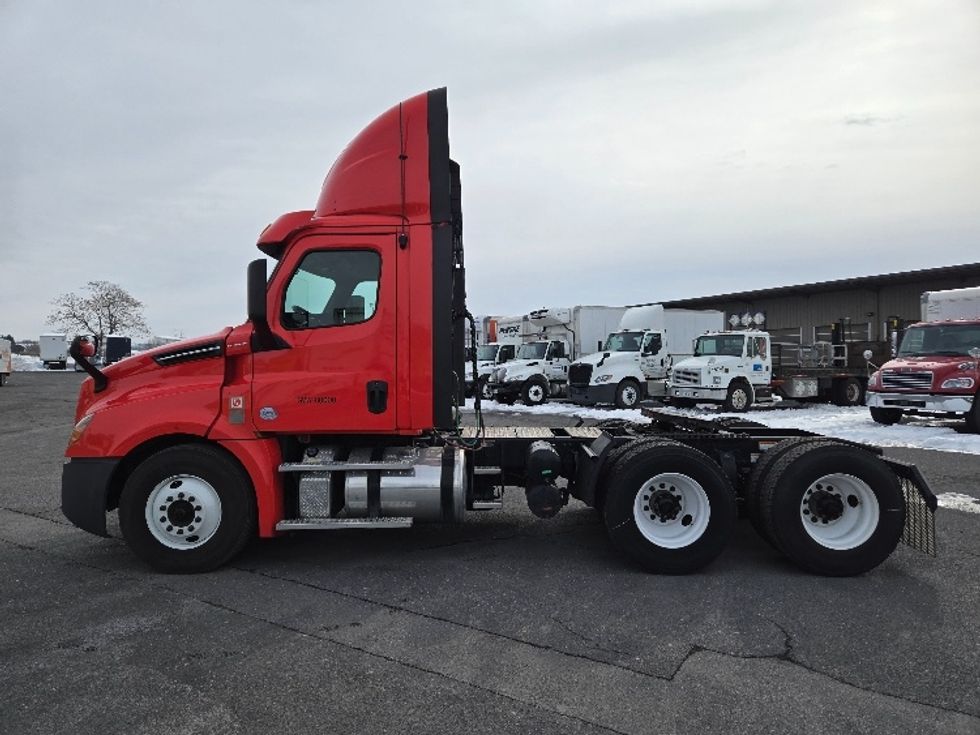 Day Cab Tractor-Heavy Duty Tractors-Freightliner-2019-T12664ST-Harrisonburg-VA-752,123\n\t\tmiles-$ 29,250 - Image 4