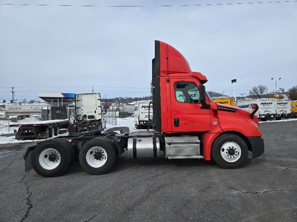 Day Cab Tractor-Heavy Duty Tractors-Freightliner-2019-T12664ST-Harrisonburg-VA-752,123\n\t\tmiles-$ 29,250 - Image 8