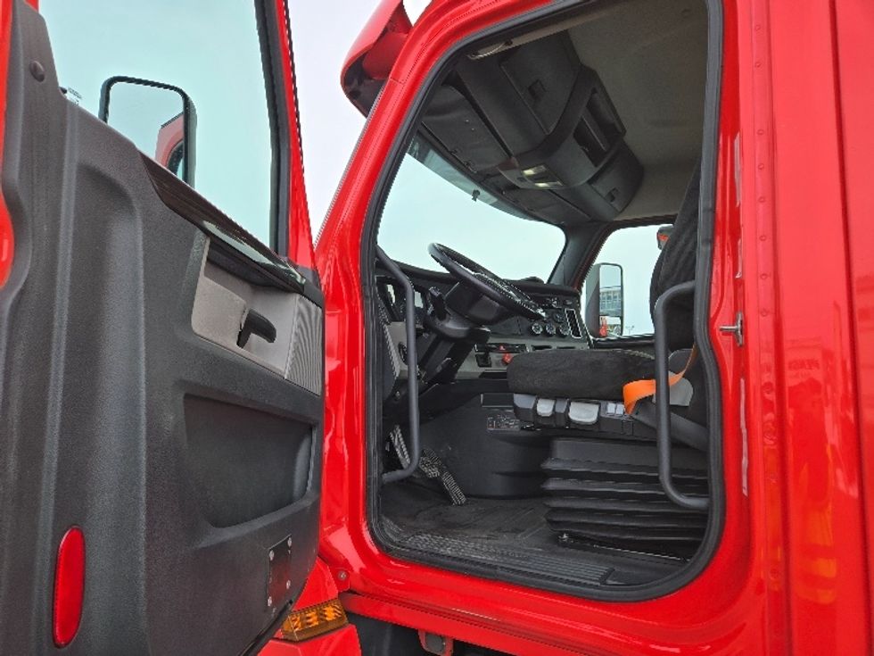 Day Cab Tractor-Heavy Duty Tractors-Freightliner-2019-T12664ST-Harrisonburg-VA-752,123\n\t\tmiles-$ 29,250 - Image 9