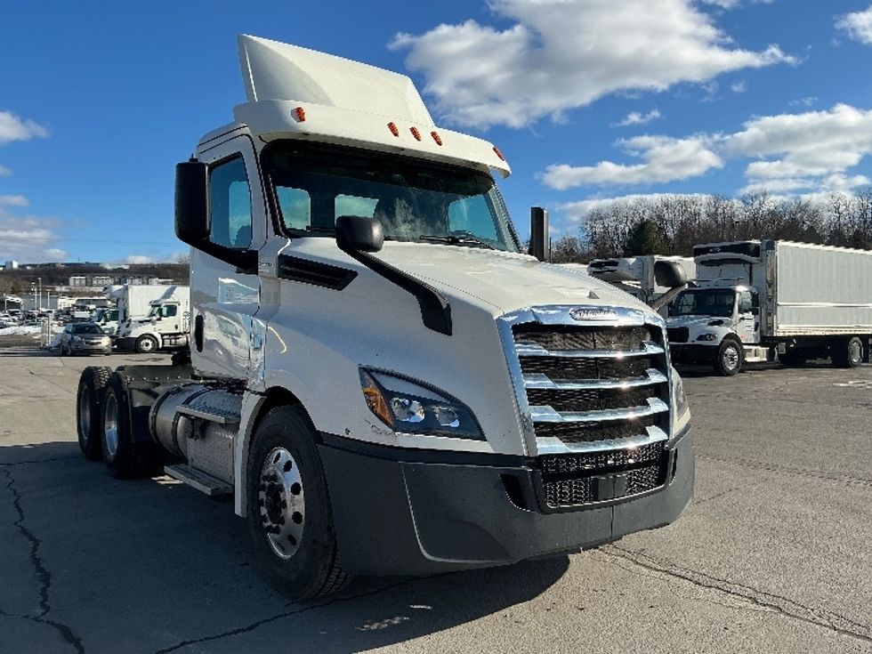 Day Cab Tractor-Heavy Duty Tractors-Freightliner-2019-T12664ST-Hazleton-PA-299,664\n\t\tmiles-$ 46,750 - Image 1