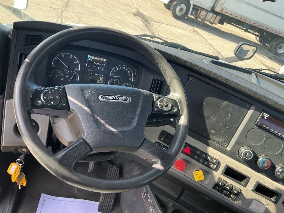 Day Cab Tractor-Heavy Duty Tractors-Freightliner-2019-T12664ST-Hazleton-PA-299,664\n\t\tmiles-$ 46,750 - Image 11
