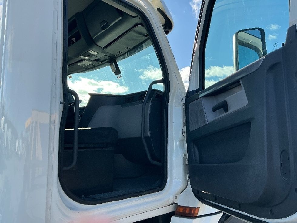 Day Cab Tractor-Heavy Duty Tractors-Freightliner-2019-T12664ST-Hazleton-PA-299,664\n\t\tmiles-$ 46,750 - Image 12