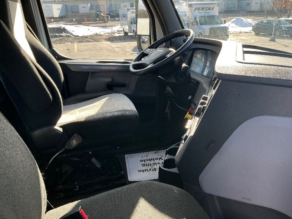 Day Cab Tractor-Heavy Duty Tractors-Freightliner-2019-T12664ST-Hazleton-PA-299,664\n\t\tmiles-$ 46,750 - Image 14