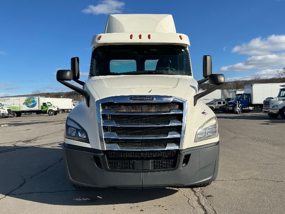 Day Cab Tractor-Heavy Duty Tractors-Freightliner-2019-T12664ST-Hazleton-PA-299,664\n\t\tmiles-$ 46,750 - Image 2