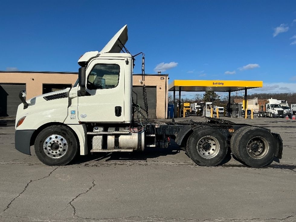 Day Cab Tractor-Heavy Duty Tractors-Freightliner-2019-T12664ST-Hazleton-PA-299,664\n\t\tmiles-$ 46,750 - Image 4