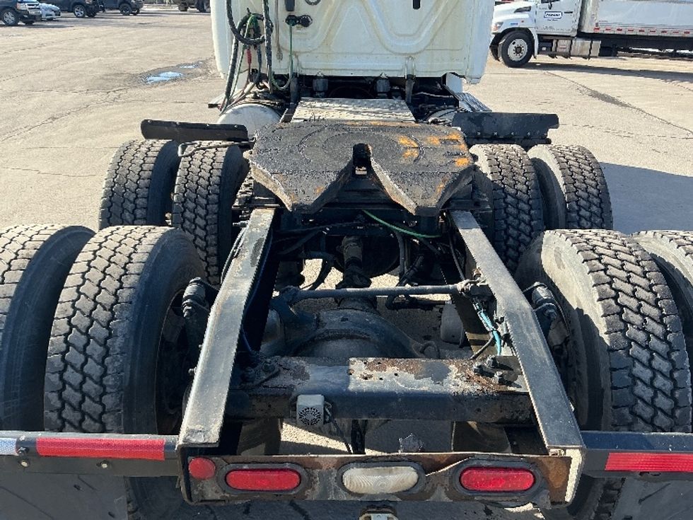 Day Cab Tractor-Heavy Duty Tractors-Freightliner-2019-T12664ST-Hazleton-PA-299,664\n\t\tmiles-$ 46,750 - Image 6