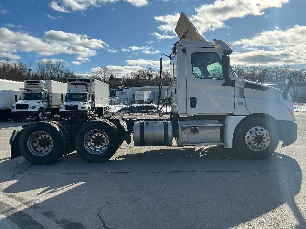 Day Cab Tractor-Heavy Duty Tractors-Freightliner-2019-T12664ST-Hazleton-PA-299,664\n\t\tmiles-$ 46,750 - Image 8