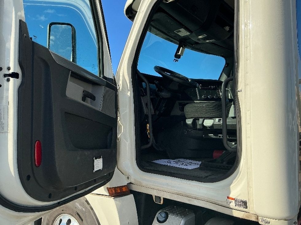 Day Cab Tractor-Heavy Duty Tractors-Freightliner-2019-T12664ST-Hazleton-PA-299,664\n\t\tmiles-$ 46,750 - Image 9