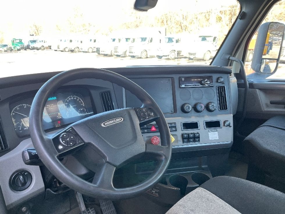 Day Cab Tractor-Heavy Duty Tractors-Freightliner-2019-T12664ST-Hazleton-PA-412,754\n\t\tmiles-$ 47,000 - Image 10
