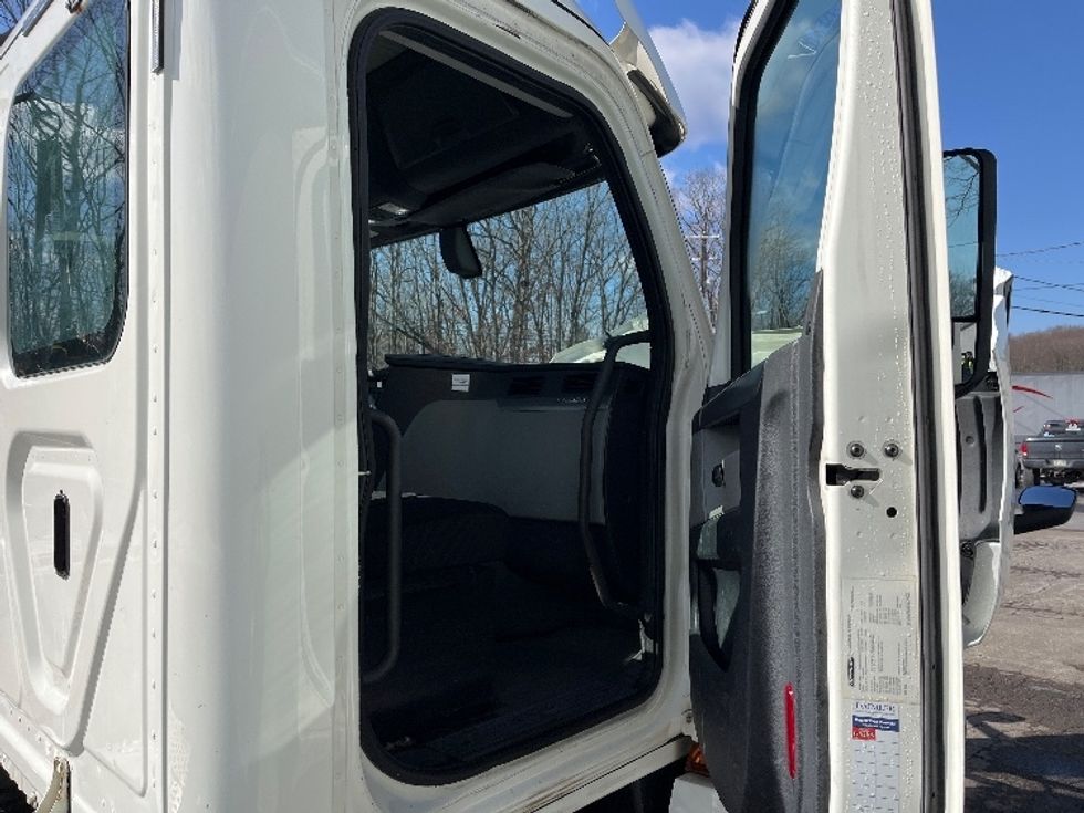 Day Cab Tractor-Heavy Duty Tractors-Freightliner-2019-T12664ST-Hazleton-PA-412,754\n\t\tmiles-$ 47,000 - Image 12