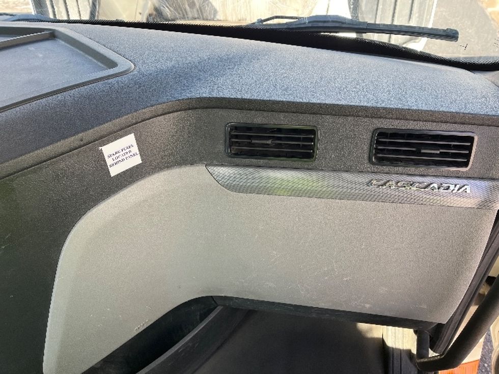 Day Cab Tractor-Heavy Duty Tractors-Freightliner-2019-T12664ST-Hazleton-PA-412,754\n\t\tmiles-$ 47,000 - Image 13