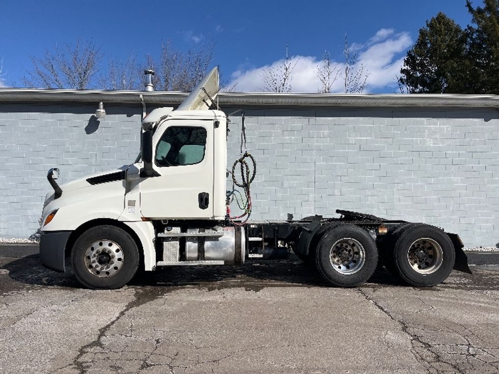 Day Cab Tractor-Heavy Duty Tractors-Freightliner-2019-T12664ST-Hazleton-PA-412,754\n\t\tmiles-$ 47,000 - Image 4