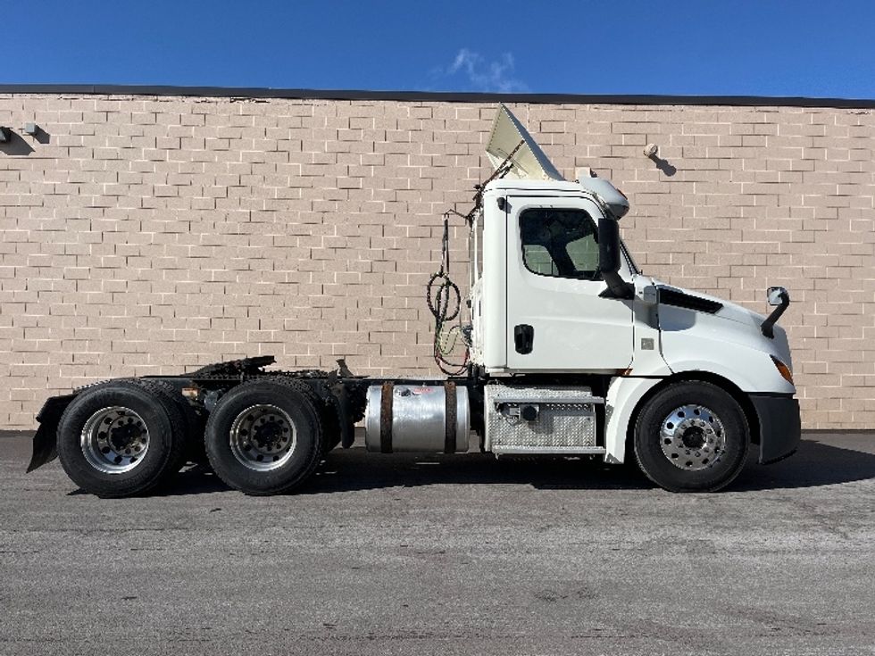 Day Cab Tractor-Heavy Duty Tractors-Freightliner-2019-T12664ST-Hazleton-PA-412,754\n\t\tmiles-$ 47,000 - Image 8