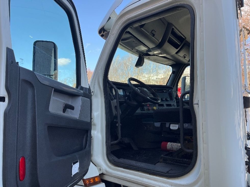 Day Cab Tractor-Heavy Duty Tractors-Freightliner-2019-T12664ST-Hazleton-PA-412,754\n\t\tmiles-$ 47,000 - Image 9