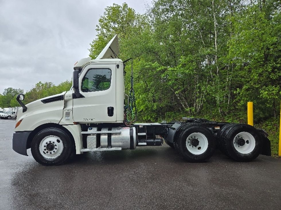 Day Cab Tractor-Heavy Duty Tractors-Freightliner-2019-T12664ST-Hazleton-PA-452,100\n\t\tmiles-$ 41,500 - Image 4