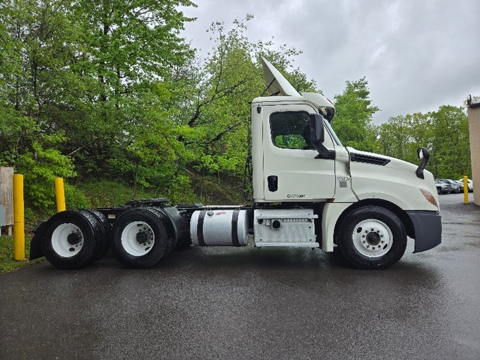 Day Cab Tractor-Heavy Duty Tractors-Freightliner-2019-T12664ST-Hazleton-PA-452,100\n\t\tmiles-$ 41,500 - Image 8
