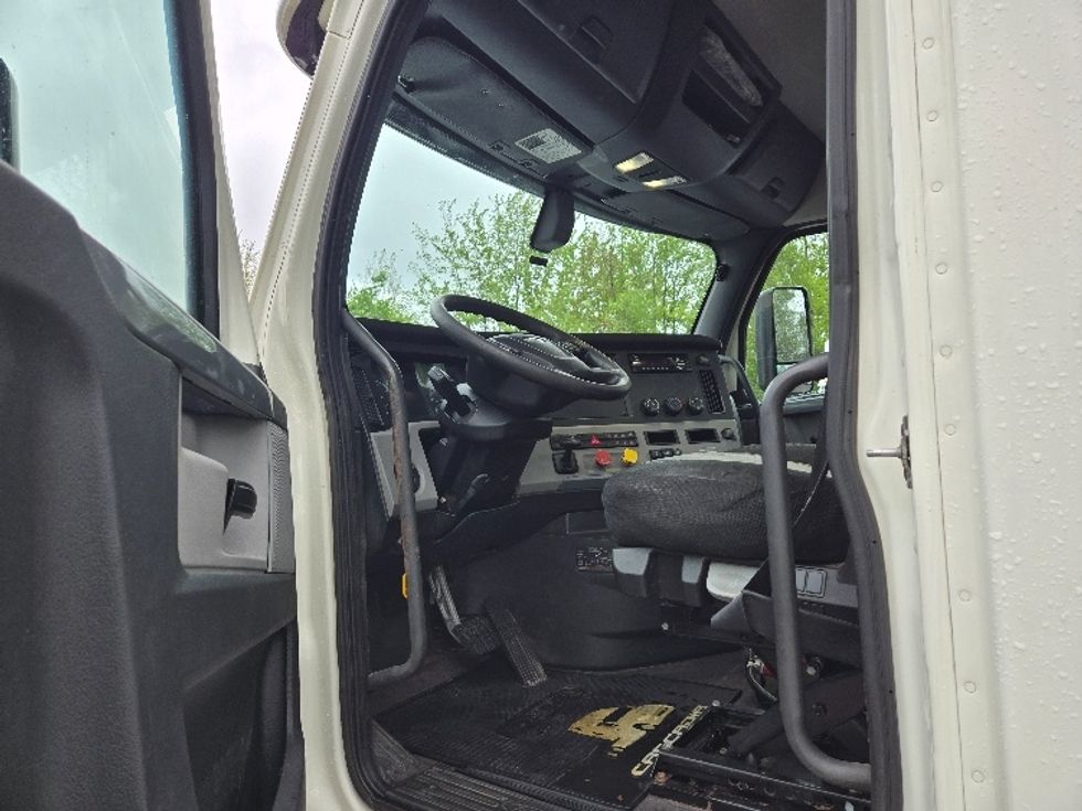 Day Cab Tractor-Heavy Duty Tractors-Freightliner-2019-T12664ST-Hazleton-PA-452,100\n\t\tmiles-$ 41,500 - Image 9