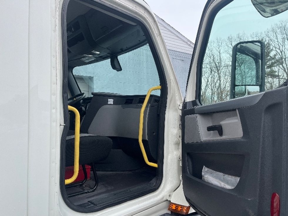 Day Cab Tractor-Heavy Duty Tractors-Freightliner-2019-T12664ST-Hazleton-PA-640,420\n\t\tmiles-$ 31,750 - Image 11