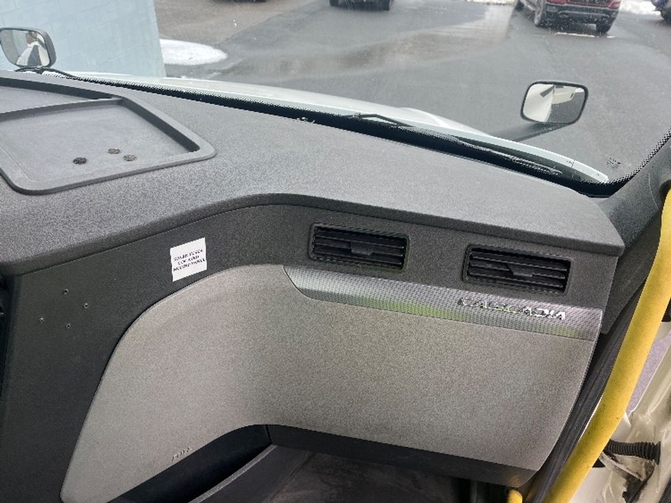 Day Cab Tractor-Heavy Duty Tractors-Freightliner-2019-T12664ST-Hazleton-PA-640,420\n\t\tmiles-$ 31,750 - Image 12