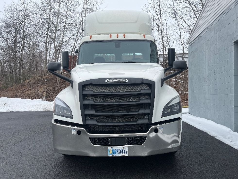 Day Cab Tractor-Heavy Duty Tractors-Freightliner-2019-T12664ST-Hazleton-PA-640,420\n\t\tmiles-$ 31,750 - Image 2