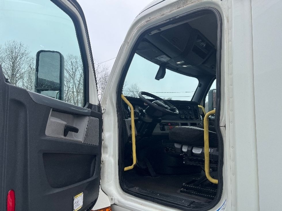 Day Cab Tractor-Heavy Duty Tractors-Freightliner-2019-T12664ST-Hazleton-PA-640,420\n\t\tmiles-$ 31,750 - Image 9