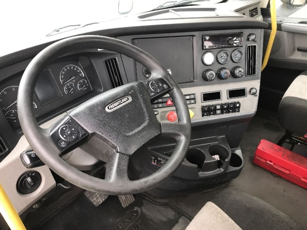 Day Cab Tractor-Heavy Duty Tractors-Freightliner-2019-T12664ST-Hazleton-PA-649,257\n\t\tmiles-$ 30,250 - Image 10