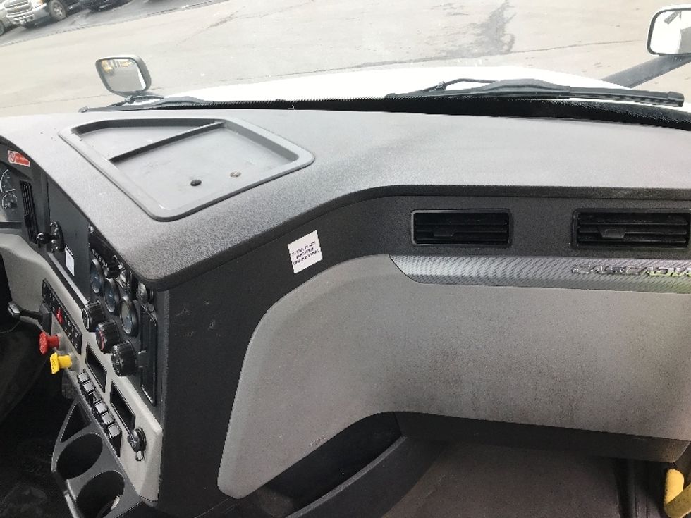 Day Cab Tractor-Heavy Duty Tractors-Freightliner-2019-T12664ST-Hazleton-PA-649,257\n\t\tmiles-$ 30,250 - Image 13