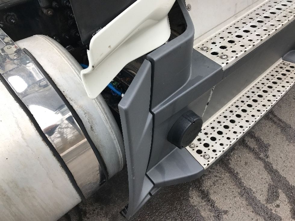 Day Cab Tractor-Heavy Duty Tractors-Freightliner-2019-T12664ST-Hazleton-PA-649,257\n\t\tmiles-$ 30,250 - Image 19