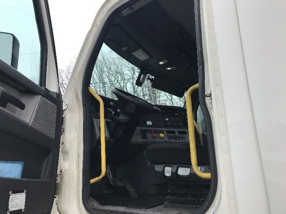 Day Cab Tractor-Heavy Duty Tractors-Freightliner-2019-T12664ST-Hazleton-PA-649,257\n\t\tmiles-$ 30,250 - Image 9