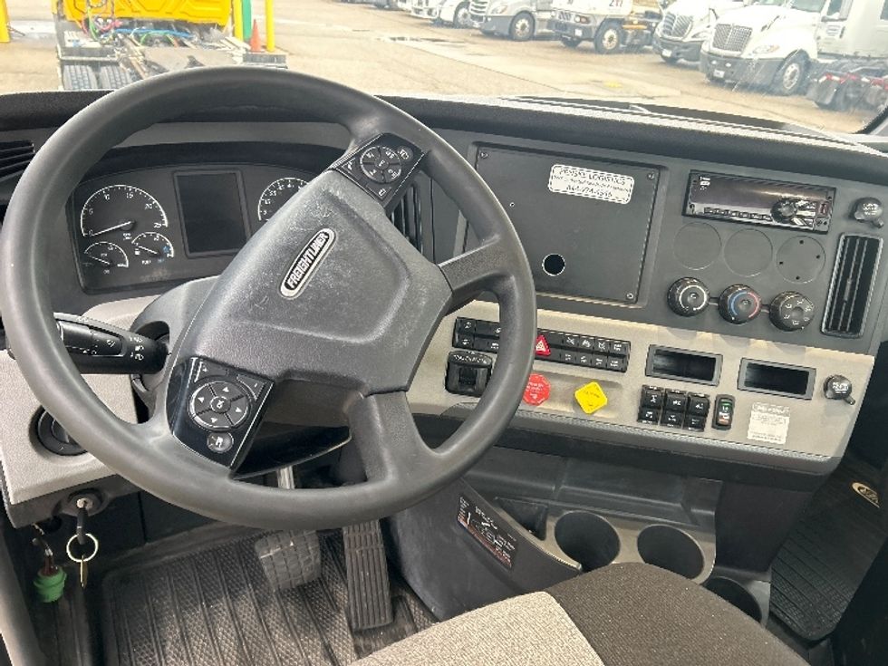 Day Cab Tractor-Heavy Duty Tractors-Freightliner-2019-T12664ST-Holland-MI-460,603\n\t\tmiles-$ 45,750 - Image 11