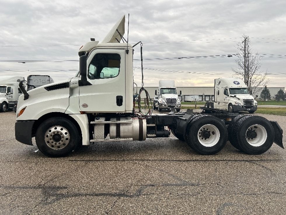 Day Cab Tractor-Heavy Duty Tractors-Freightliner-2019-T12664ST-Holland-MI-460,603\n\t\tmiles-$ 45,750 - Image 4