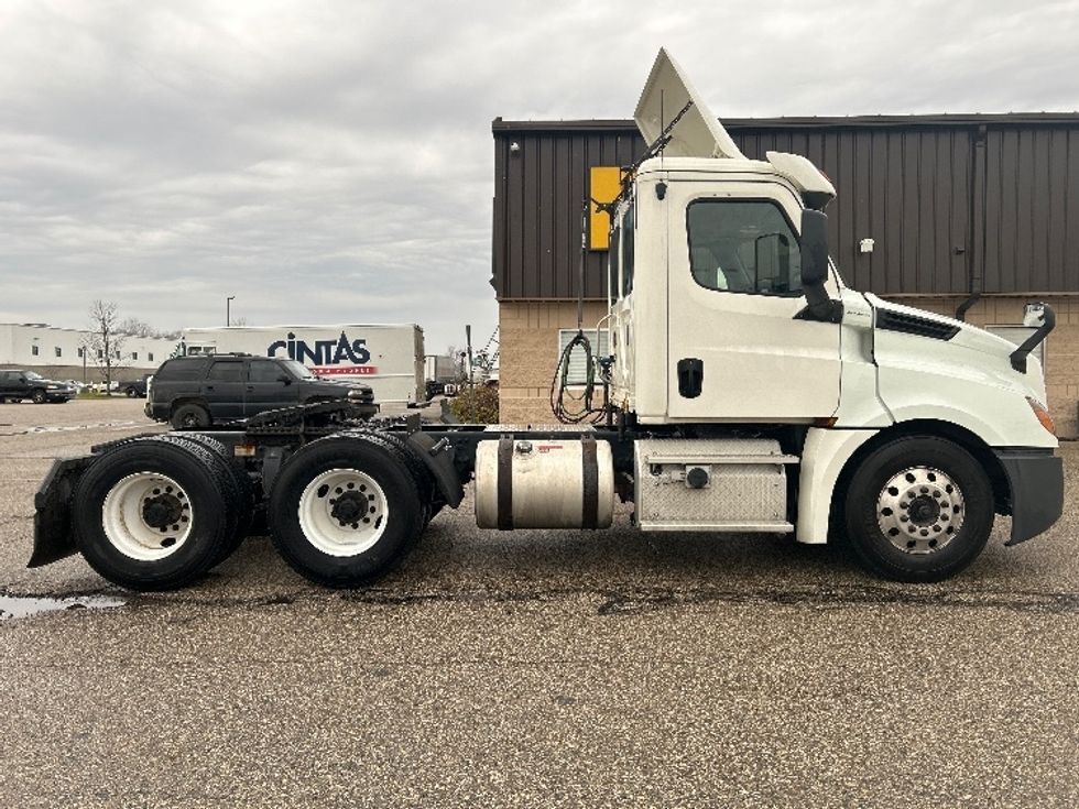 Day Cab Tractor-Heavy Duty Tractors-Freightliner-2019-T12664ST-Holland-MI-460,603\n\t\tmiles-$ 45,750 - Image 8