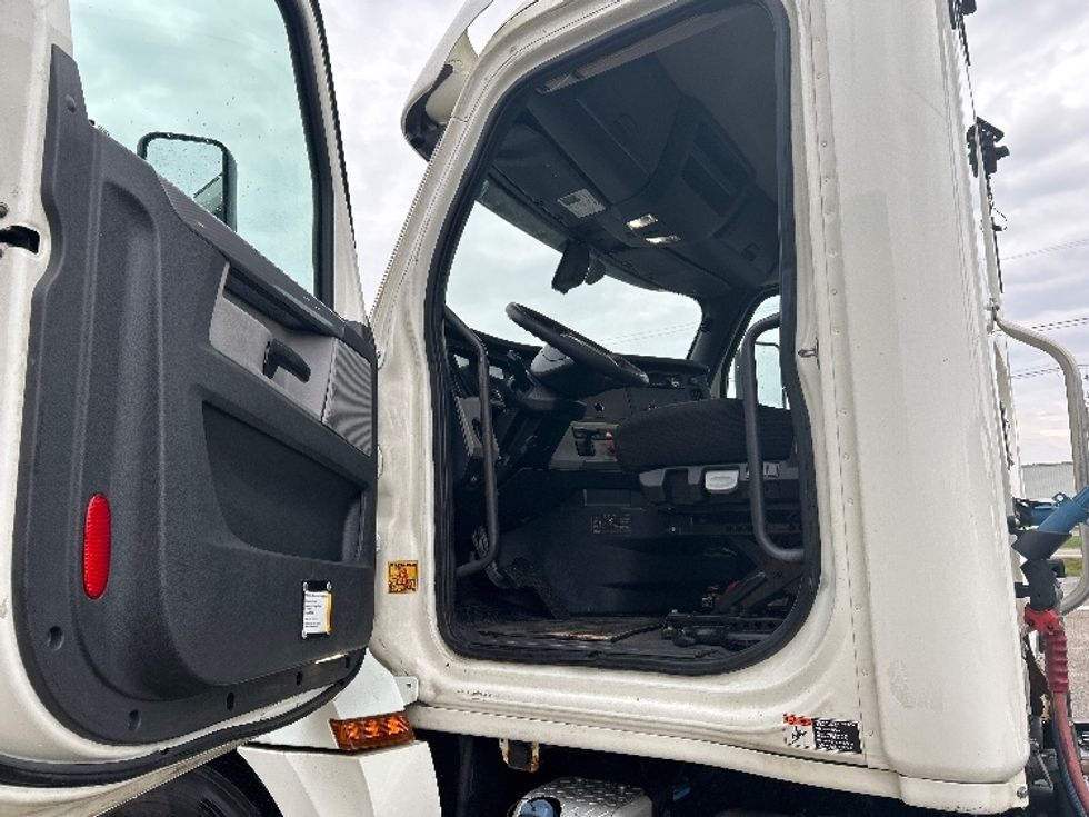 Day Cab Tractor-Heavy Duty Tractors-Freightliner-2019-T12664ST-Holland-MI-460,603\n\t\tmiles-$ 45,750 - Image 9